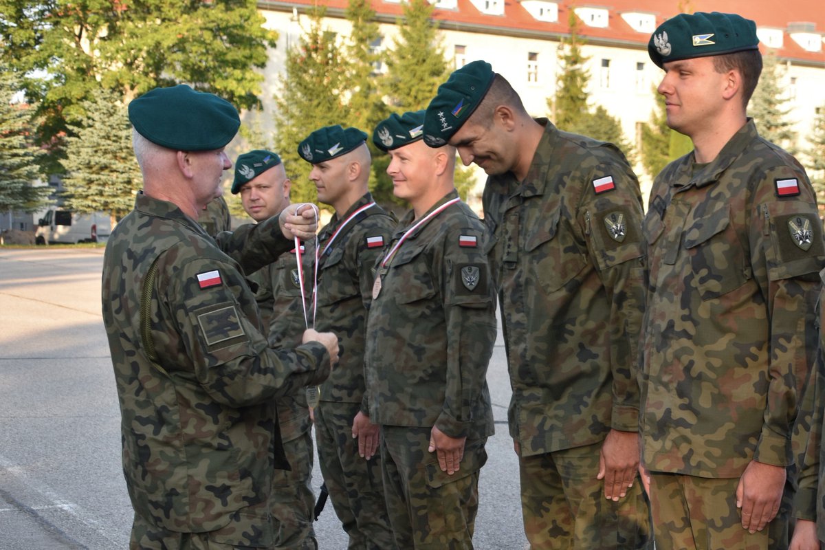 9pulkrozp's tweet photo. W dniu 18.09.2023 r. w ramach apelu pułku, Dowódca płk Dariusz PIOTROWIAK uhonorował medalami oraz pucharami najlepszych żołnierzy biorących udział w Mistrzostwach 9pr w pływaniu❗️
@DGeneralneRSZ @WCR_Olsztyn @WCR_Lidzbark_W  @ZolnierzRP https://t.co/7wmrp6NUme