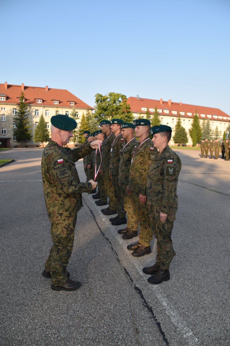9pulkrozp's tweet photo. W dniu 18.09.2023 r. w ramach apelu pułku, Dowódca płk Dariusz PIOTROWIAK uhonorował medalami oraz pucharami najlepszych żołnierzy biorących udział w Mistrzostwach 9pr w pływaniu❗️
@DGeneralneRSZ @WCR_Olsztyn @WCR_Lidzbark_W  @ZolnierzRP https://t.co/7wmrp6NUme
