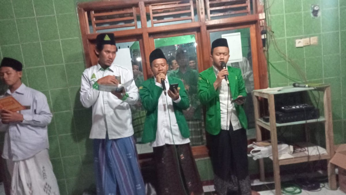 pacgpansor_btbl's tweet photo. #latepost
Rutinan Bulanan MDSRA (Majelis Dzikir Dan Shalawat Rijalul Ansor) PAC Bantarbolang.
Bertempat: Mushola Baiturraohim
Ranting: Pabuaran
Bersama: KH. Muhajir Abdul Mughits
MDSRA adalah pesantrennya Ansor Banser
#mdsra #rijalulansor #ansorbantarbolang https://t.co/WsCTP4yOni