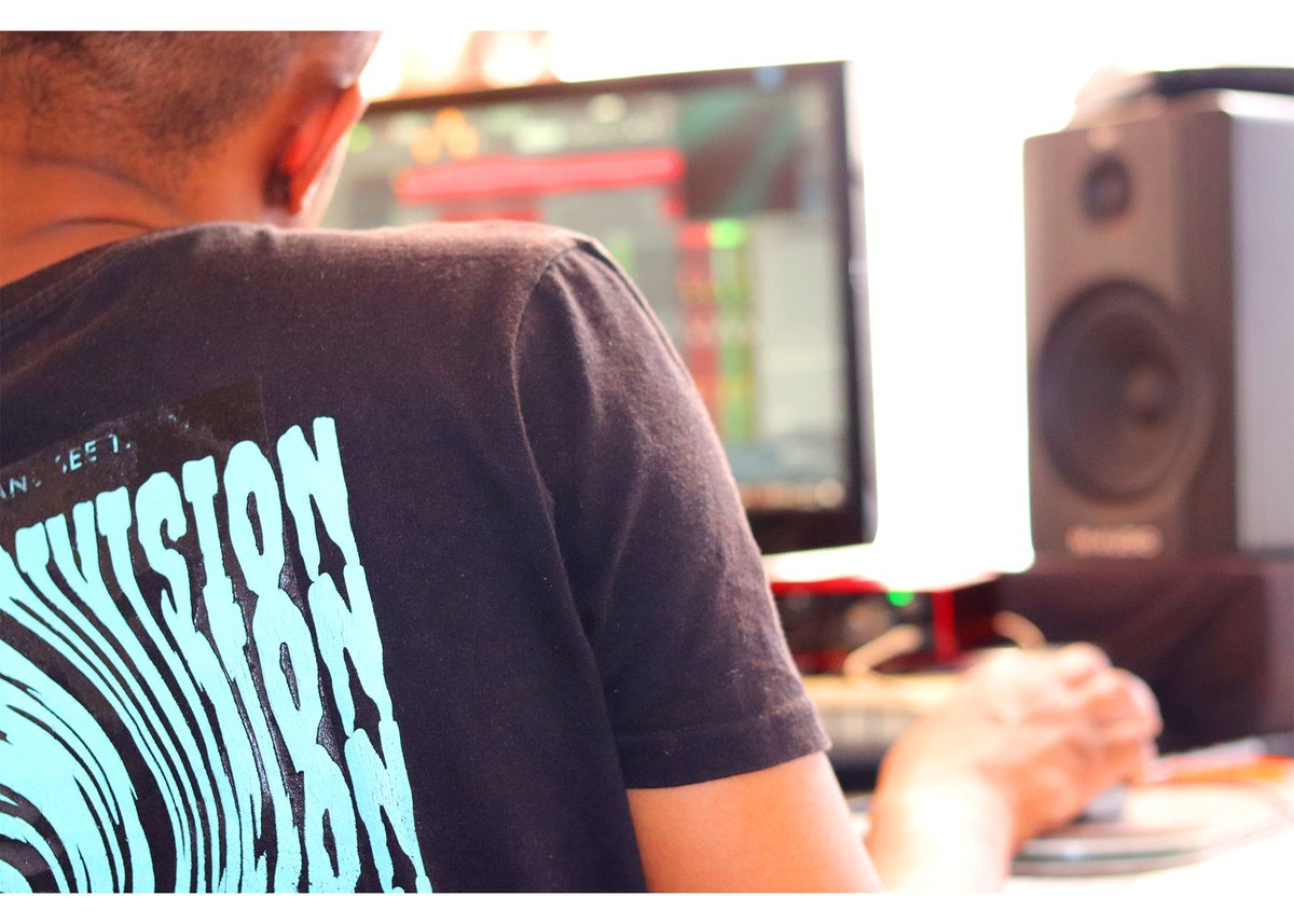 King_ArtMan's tweet photo. Really Out Of This World. What Is Heaven To You? Check Last Frame. 🌏🚀🖖🏾
#DieToLive #ForevaMusik #studiolife #studiosession #different #art
#hiphopmusic #albummode #flgang #life #AKG https://t.co/esqiYkEWnb