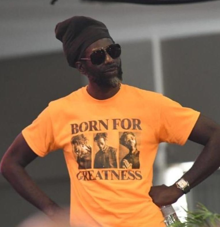 MaroonSpirit21's tweet image. Weird situation. I heard that Buju was going to speak at the conference until he saw news of #MarkGolding holding up shackles. Was wondering why an icon would show for 5 minutes &amp;amp; not speak. Perfect place/opportunity to share his concerns on national issues as he does on Insta.