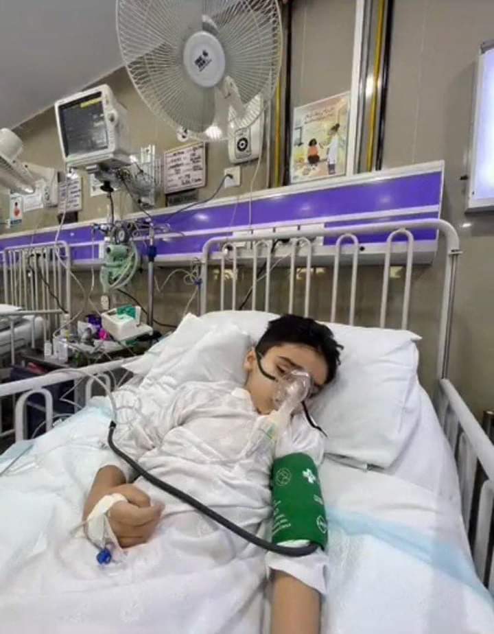 چلو آؤ پاکستانیوں جنازہ پڑھ لو ایک اور ماں کے لال کو دیکھ آؤ جس کے باپ نے تمہاری آزادی کے لیے قید قبول کی اور اس کے معصوم پھول نے تڑپ تڑپ کے اپنی جان دے دی تمہاری آزادی کی خاطر ۔۔۔

#عمار_فاروق