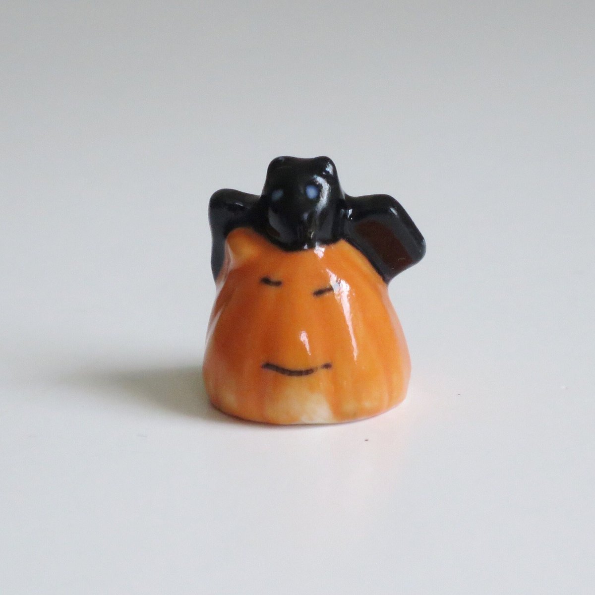 swirlingO's tweet photo. 1" Miniature Pumpkin , Mini Porcelain Halloween Jack-O-Lantern Figurine, SwirlingOrange11 https://t.co/cZYTBWRsSL #Halloween23 #EpiconEtsy #SMILEtt23 #PinIt23 #VintageHalloween https://t.co/61OM01u6Qq