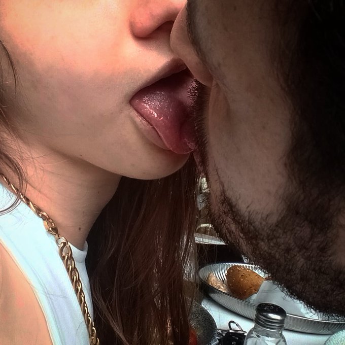 מזמוזים זה אובר-רייטד. אני בחורה של חדירה.🥵 https://t.co/GW2omicDBU<a href="/tag/sucking"class="tags"><span>#sucking</span></a>