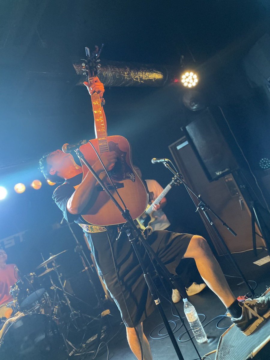 tabii27's tweet photo. 昨日はコンクエスト!共演者の方々、関係者各位、そして駆けつけてくれた皆様!ありがとうございました!最高すぎまして、打ち上げでも大家族くらいの量を街中華で食べて飲み、仕事行けませんでしたwくぅ〜 また皆様是非!よろしくお願いします#OMRIC #thePATCHES #HEAVENSGAT #Mrワリコメッツ
#のら犬 https://t.co/hlf2sN6XWo