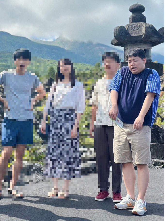 hamudahamu's tweet photo. 楽しく写真撮影してたのに、急に蜂にビビらされた人 https://t.co/lGF0Ke9Kt9