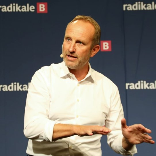 radikale's tweet photo. “Hvad vil De Radikale? Vi vil give et bedre Danmark videre. Vi vil prioritere børn og unge. Deres liv og fremtid. De kommende generationer." Se @martinlidegaard landsmødetale 👉 https://t.co/YLsz388YQv https://t.co/gB0XuEMy0y