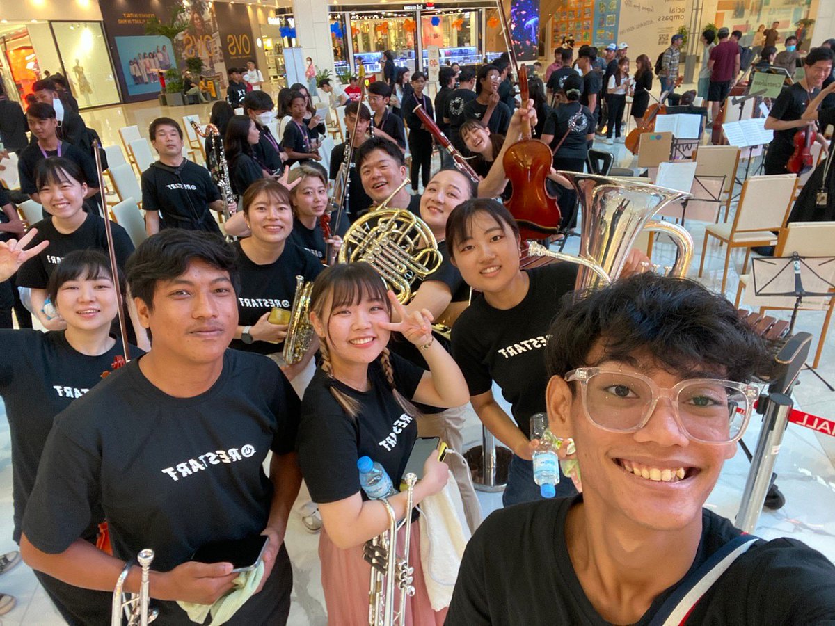 WORLDSHIP2014's tweet photo. 🇰🇭カンボジアプロジェクト最終公演🇰🇭

ワールドシップオーケストラ23夏カンボジアプロジェクト最終公演の地はASEAN最大規模のイオンモールでの2公演！！

ショッピング中のたくさんのお客さまが足を止めて公演を楽しんでくださり、マンボや指揮者体験では歓声に包まれて、メンバーもしあわせな時間を過ごすことができました！！

プロジェクトを共にしたアンコールユース・オーケストラとも今季最後の共演✊
3日間でコミュニケーションをグッと深めて、最高のパフォーマンスができました😆

今プロジェクトはWSOと在カンボジア日本国大使館とのコラボでお送りしました！
たくさんの方々に音楽の楽しさをお伝えすることができて、海外プロジェクトのRestartを切るにふさわしい最高な期間になりました😊

今週からフィリピンプロジェクトがスタートします🇵🇭🎵
こちらもぜひ日本から情報をチェックしていてください！！！！！

#ワールドシップオーケストラ
#WSO
#カンボジア
#Cambodia