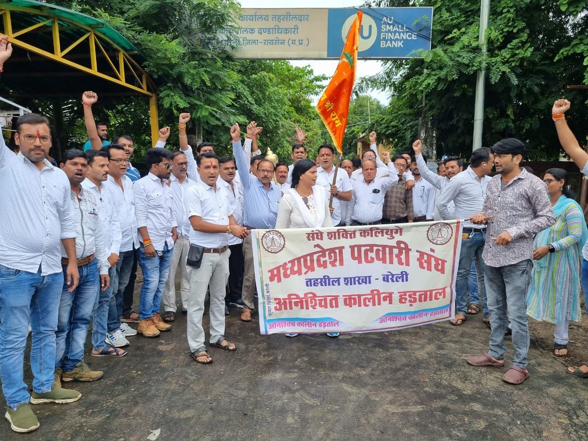 #2800की_घोषणा_पूरी_करो
<a href="/BJP4India/">BJP</a> <a href="/BJP4MP/">BJP Madhya Pradesh</a> <a href="/CMMadhyaPradesh/">Chief Minister, MP</a> <a href="/nstomar/">Narendra Singh Tomar</a>  <a href="/DainikBhaskar/">Dainik Bhaskar</a> <a href="/OfficeofSSC/">Office of Shivraj</a> <a href="/JPNadda/">Jagat Prakash Nadda</a> <a href="/JM_Scindia/">Jyotiraditya M. Scindia</a> <a href="/narendramodi/">Narendra Modi</a> 
<a href="/INCMP/">MP Congress</a> <a href="/OfficeOfKNath/">Kamal Nath</a> <a href="/PMOIndia/">PMO India</a> @AmitShahOffic
<a href="/mygovindia/">MyGovIndia</a> <a href="/BBCHindi/">BBC News Hindi</a> <a href="/TheLallantop/">The Lallantop</a> <a href="/ravishndtv/">ravish ndtv</a>