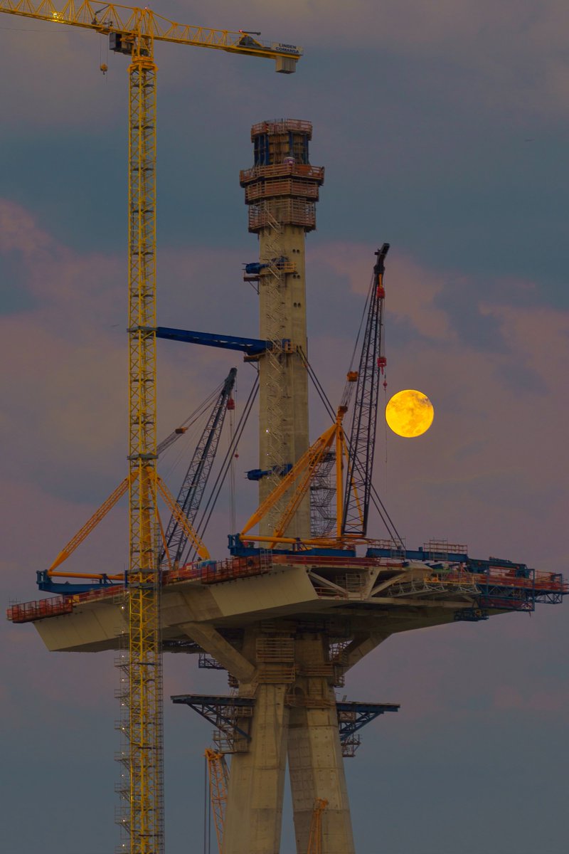 #LunesdeCarreteras
Uno de los dos pilones (164 m alt) del Harbor Bridge, que será el mayor puente atirantado de 🇺🇸.  
Lo construye en Corpus Christi (Texas) un consorcio de Dragados en el marco de la mejora de la autopista US 181.
📸<a href="/HarborBridgePrj/">HarborBridgeProject</a>