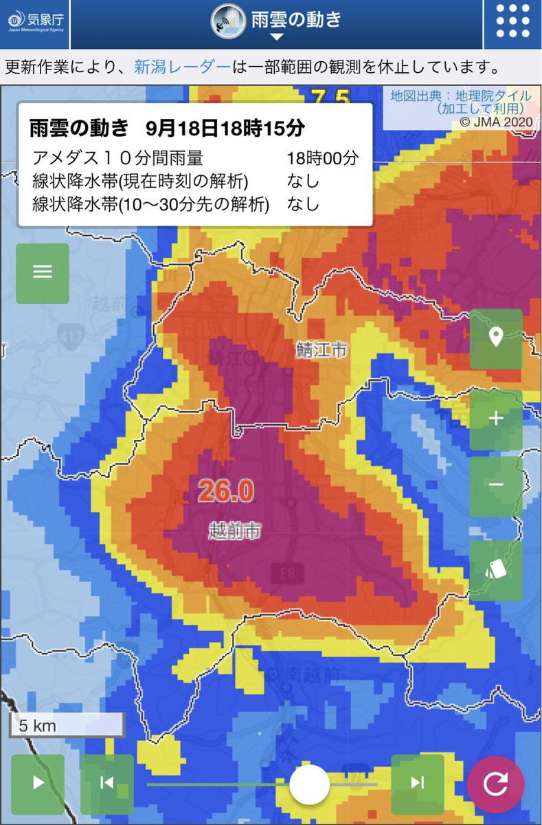 futagon99's tweet photo. 越前市で10分26㎜の猛烈な雨。県内でもここまでの強さの雨は過去降ったことがありません。その後の10分でも24㎜、15㎜。一気に浸水害の危険度が高まっています。雨雲は移動していますが、しばらく危険な場所には近づかないようにしましょう。福井市内もゴロゴロ⚡️雨雲の動きを要チェックです。 https://t.co/4z4dlm2tIs