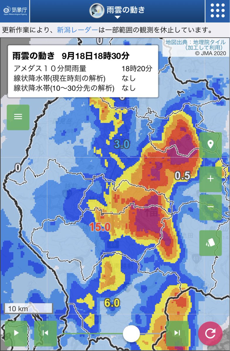 futagon99's tweet photo. 越前市で10分26㎜の猛烈な雨。県内でもここまでの強さの雨は過去降ったことがありません。その後の10分でも24㎜、15㎜。一気に浸水害の危険度が高まっています。雨雲は移動していますが、しばらく危険な場所には近づかないようにしましょう。福井市内もゴロゴロ⚡️雨雲の動きを要チェックです。 https://t.co/4z4dlm2tIs