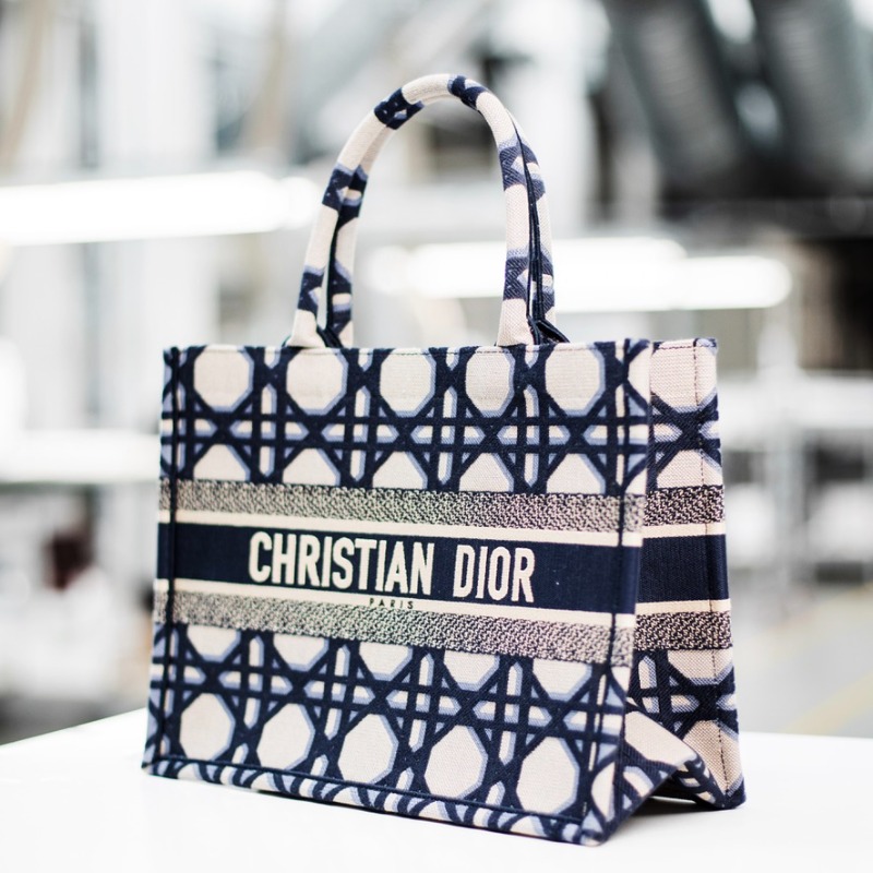 Dior's tweet photo. Iconic geometry.
Discover the reimagined #DiorBookTote by Maria Grazia Chiuri for #DiorAW23. An emblematic architectural silhouette offered in a variation with macrocannage graphics, harmonizing the House's hallmark elegance and bold spirit. Stay tuned for the #DiorSavoirFaire.