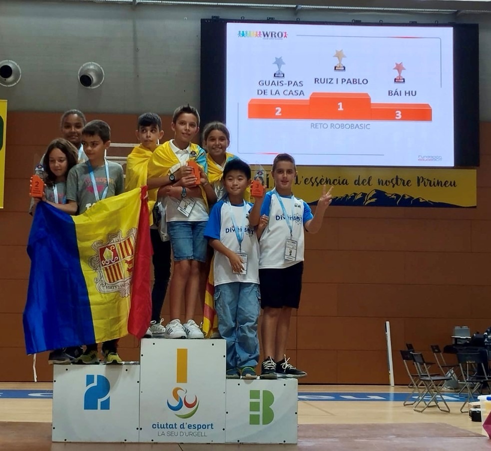 bondia's tweet photo. Un equip de l’andorrana del Pas de la Casa, segon a World Robot Olympiad @AndorraTelecom @LoopaAnd @wrobotoes #STEAMEducació #WROSpain #AndorraTelecom #Andorra https://t.co/W9gnWUkK0j https://t.co/WV10shAN13