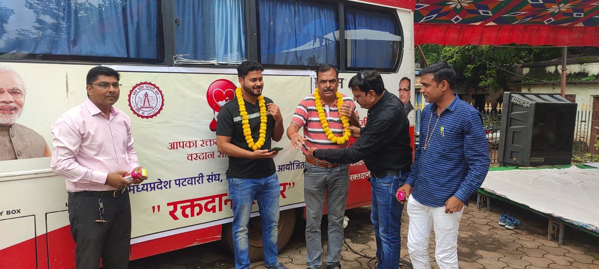 मध्यप्रदेश पटवारी संघ के आवाहन पर आज गुना में हड़ताल स्थल पर रक्त दान शिविर का आयोजन किया गया जिसमें गुना के पटवारी साथियों ने रक्तदान किया = लहू की पुकार =       
#2800की_घोषणा_पूरी_करो #2800gradepay #2800Gradpay <a href="/mppatwarisangh/">मध्यप्रदेश पटवारी संघ भोपाल</a>