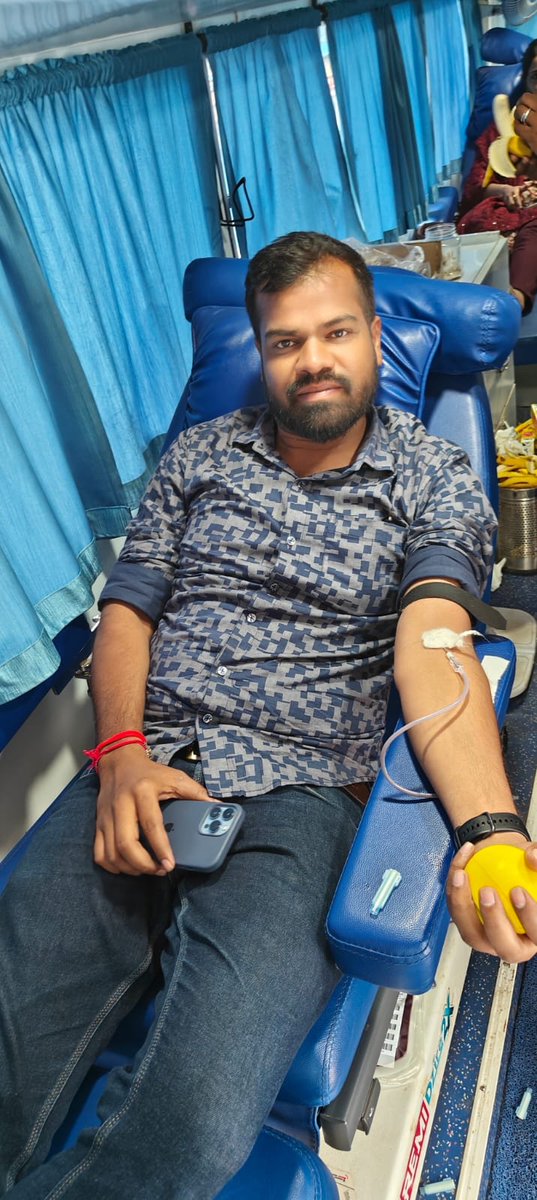 Gunapatwari's tweet photo. मध्यप्रदेश पटवारी संघ के आवाहन पर आज गुना में हड़ताल स्थल पर रक्त दान शिविर का आयोजन किया गया जिसमें गुना के पटवारी साथियों ने रक्तदान किया = लहू की पुकार =       
#2800की_घोषणा_पूरी_करो #2800gradepay #2800Gradpay @mppatwarisangh https://t.co/mM6a0z9y8l
