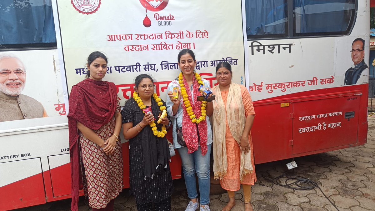 Gunapatwari's tweet photo. मध्यप्रदेश पटवारी संघ के आवाहन पर आज गुना में हड़ताल स्थल पर रक्त दान शिविर का आयोजन किया गया जिसमें गुना के पटवारी साथियों ने रक्तदान किया = लहू की पुकार =       
#2800की_घोषणा_पूरी_करो #2800gradepay #2800Gradpay @mppatwarisangh https://t.co/mM6a0z9y8l