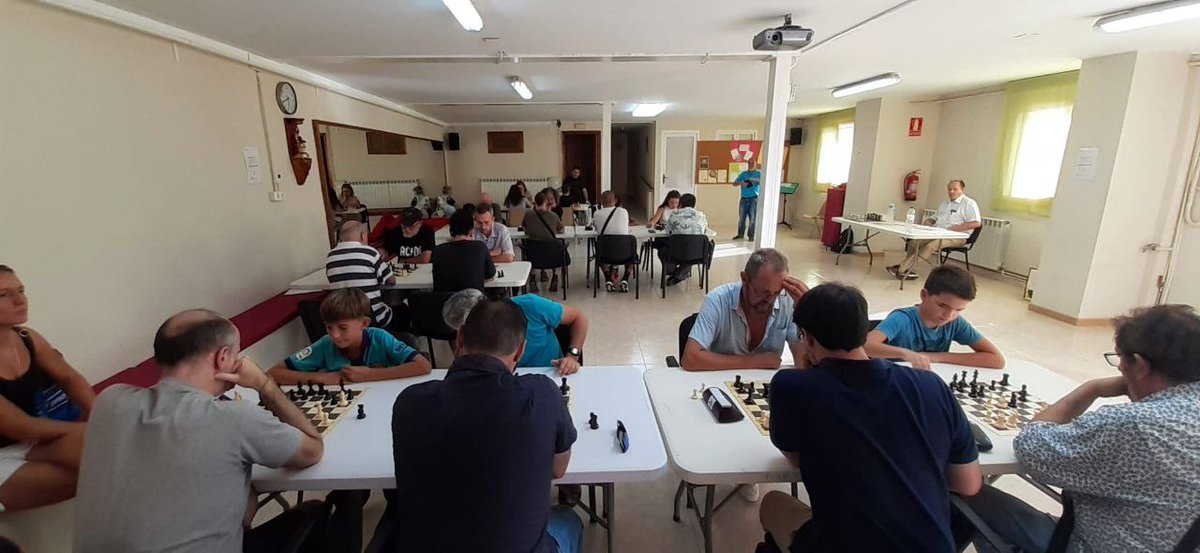 AjSFCodines's tweet photo. ♟️ El 1r Torneig d'escacs de #FMCodines23 va reunir més de 20 participants al Casal municipal de la Gent Gran.
✅ Des de l'organització @peocodinen en fan una molt bona valoració! Felicitats!👇
🏆 1r premi va ser per Penélope González i el segon el va guanyar Enric Gallardo! https://t.co/plJpufkCzY