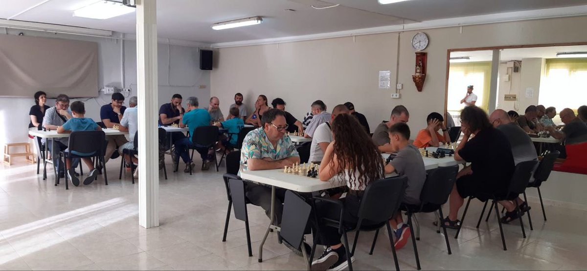 AjSFCodines's tweet photo. ♟️ El 1r Torneig d'escacs de #FMCodines23 va reunir més de 20 participants al Casal municipal de la Gent Gran.
✅ Des de l'organització @peocodinen en fan una molt bona valoració! Felicitats!👇
🏆 1r premi va ser per Penélope González i el segon el va guanyar Enric Gallardo! https://t.co/plJpufkCzY