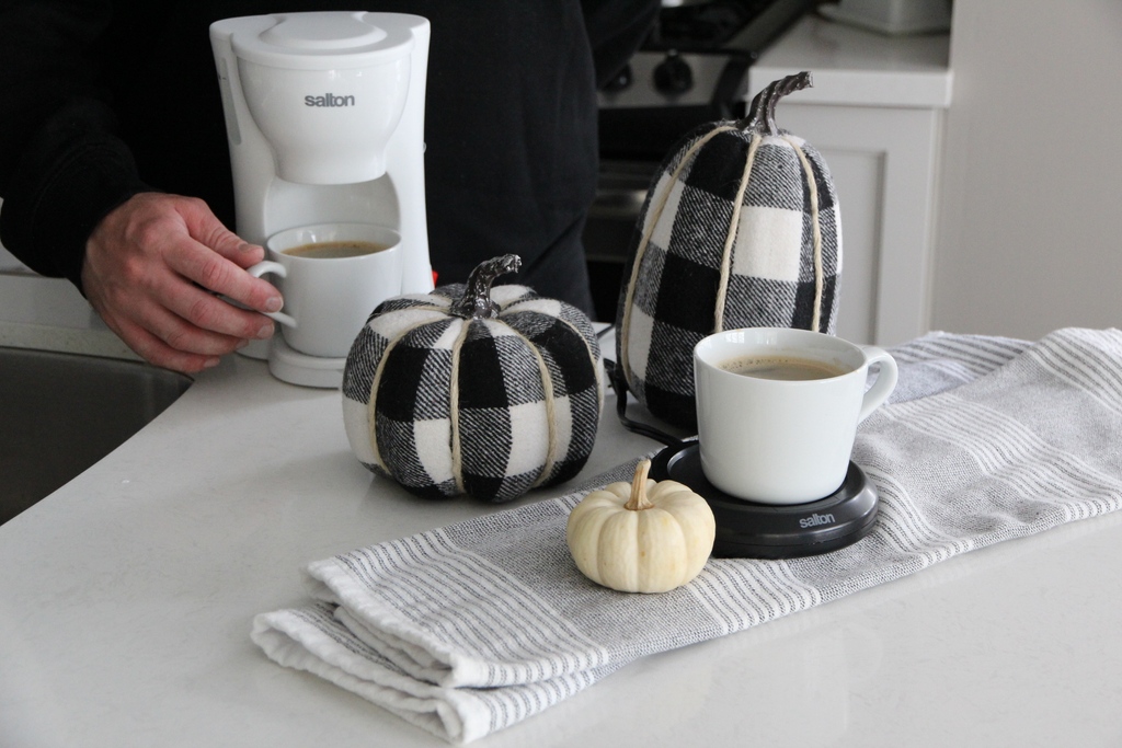 SaltonGroup's tweet image. 🕯️✨ Create an inviting ambiance with the Salton Mug Warmer. Warm up your favorite candles and wax melts to fill your space with soothing aromas and comforting light. 🕯️🌟 #SaltonKitchen #MugWarmer #FallEssentials