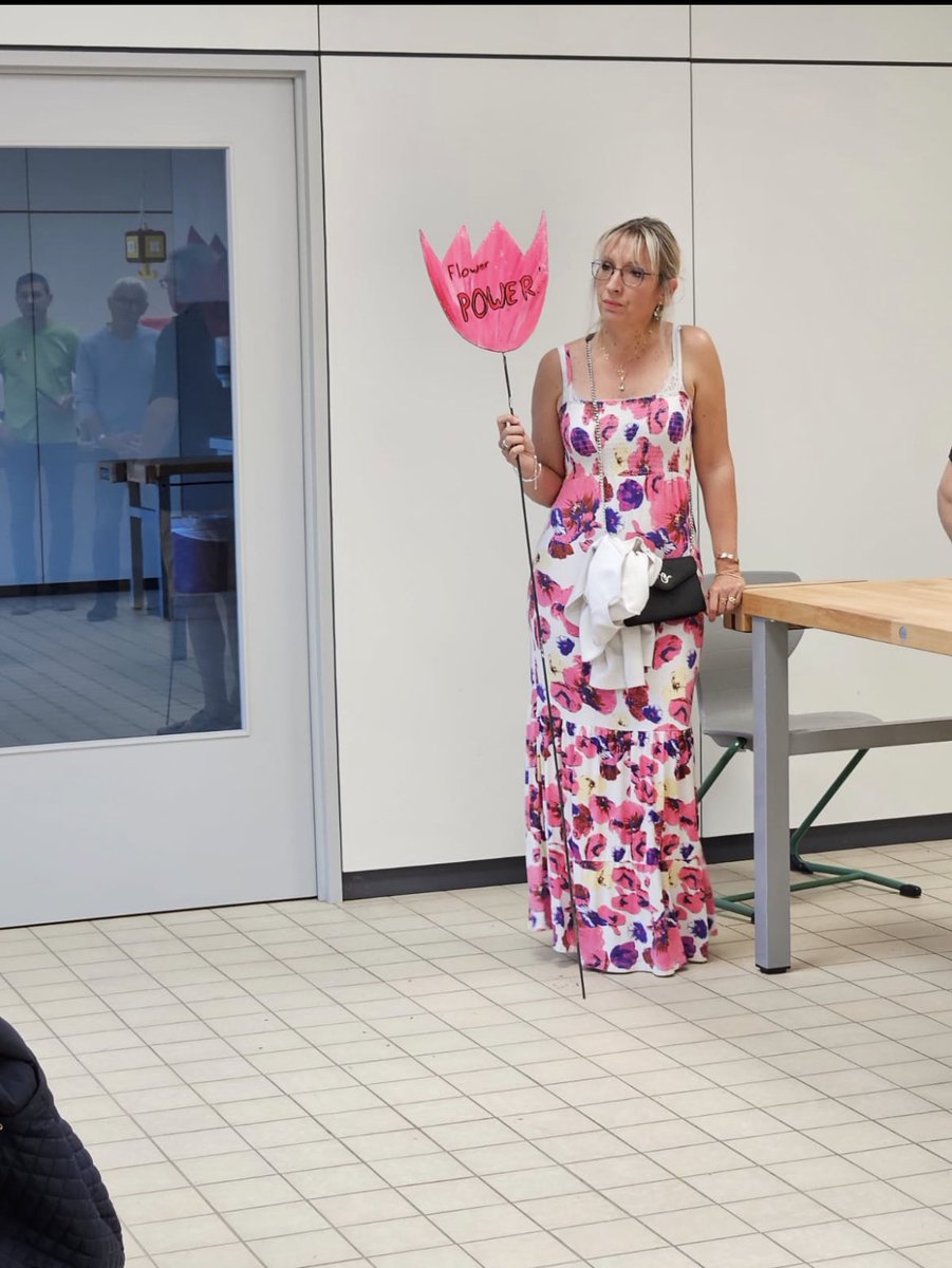 Une très belle journée en compagnie de nos amis allemands [1/3] 🇩🇪 <a href="/danielkieferspd/">Daniel Kiefer</a>  <a href="/ManuelKerber_/">Manuel Kerber</a> 🙏🏻
- préparation du char du comité de jumelage 🇪🇺
- visite du collège- lycée d’Orscholz : nous avons eu l’immense honneur de recevoir des belles fleurs fabriquées par les élèves 🌺