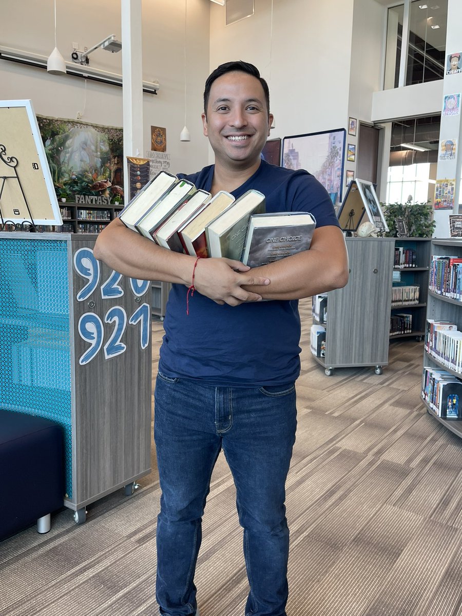 movj2_'s tweet photo. Im ready to give you a recommendation. What are you into? #gay #gayreader #readingcommunity #mexigay https://t.co/mwdCzVEZx9