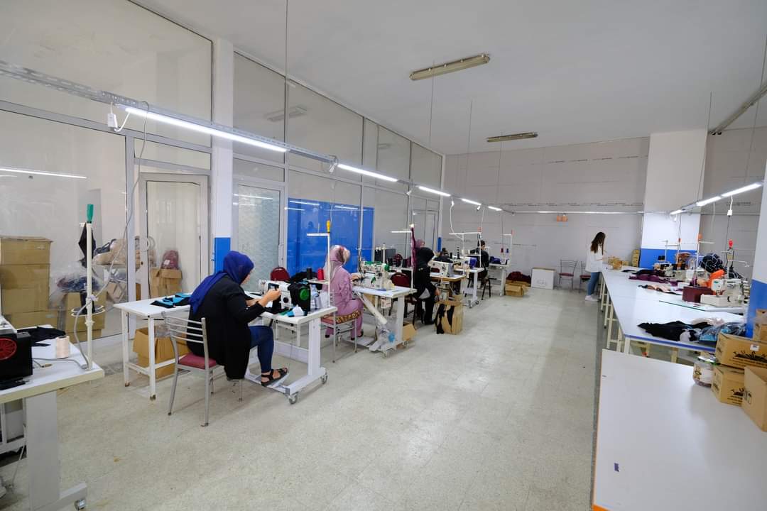 İLÇEMİZDE BİR TEKSTİL FABRİKASI DAHA AÇILDI
Belediyemiz tarafından yatırım yapmak isteyenlere verilen destekler neticesinde yaklaşık 100 kişinin istihdam edileceği,iç giyim tekstil fabrikasının ilk parkuru Kültür Merkezi altına kuruldu ve ilk ürünlerini dikerek çalışmaya başladı.