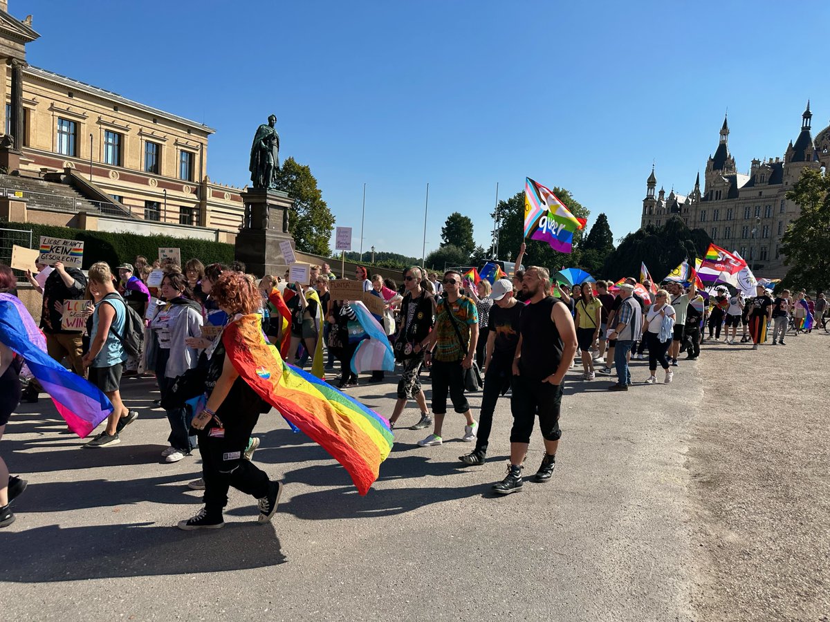 Am Samstag haben wir gemeinsam mit vielen anderen Organisationen ein Zeichen gegen Fremdenhass und Queerfeindlichkeit in Mecklenburg-Vorpommern gesetzt. Der LSVDqueer MV hatte aufgrund von gehäuften queerfeindlichen Vorfällen in M-V zur Demo aufgerufen.