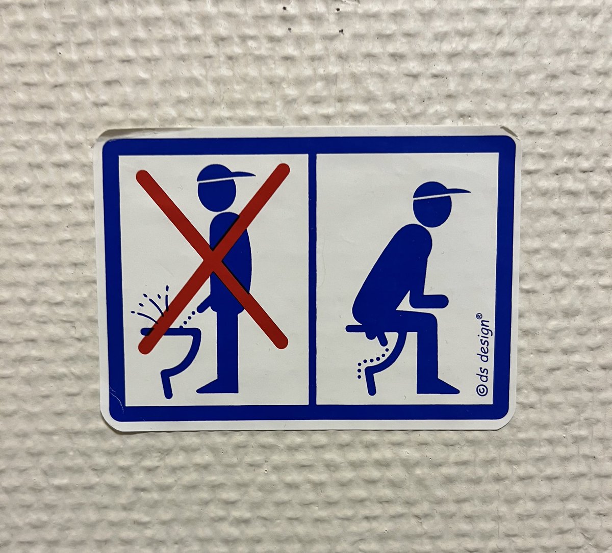 Varför vänder han på kepsen om han sitter respektive står?