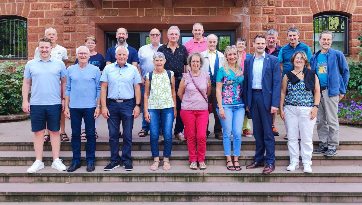 🇩🇪[3/3] …
- Défilé sur le char des ´officiels’ en compagnie des reines sous un beau soleil ☀️ 
- enfin une belle rencontre avec Benjamin Becker, champion allemand de tennis et protecteur de la fête des récoltes 🎾
Ce fut un week-end inoubliable, hâte de revenir ! 🇩🇪