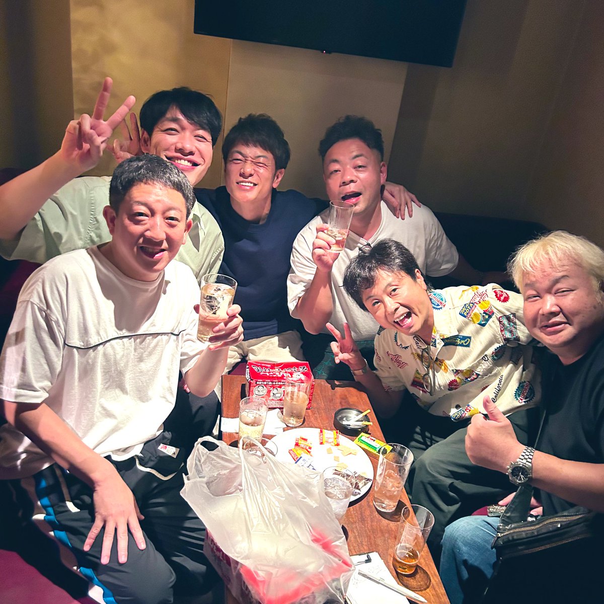 jinnai_tomonori's tweet photo. 松本さん還暦祝いの会🥂
人数多すぎて小部屋での記念。
楽しい会でした！ https://t.co/XeXrClIijb