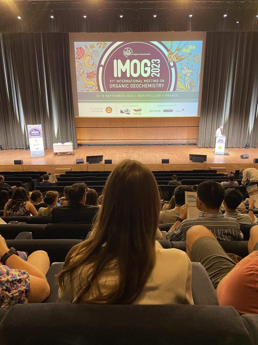 Back to work after two interesting and intense weeks of conferece! First @DBG_Soils Meeting in Halle, and last week at #IMOG2023 in Montpellier, presenting results from my PhD Project with @WiesenbergG!