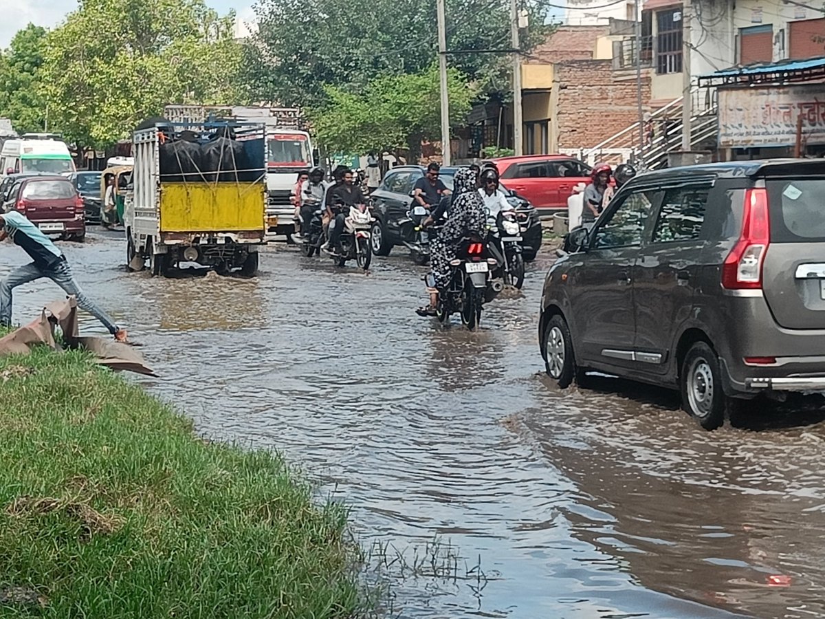 indiavikku's tweet photo. Hi @NHAI_Official  Team,

Can you please look into NH509 road condition. It's very pathetic during the rain, water stagnation and potholes on the road.

Location: Near Lal mandir, Ramnagar, Khandauli -Agra ( appx 3 km away Khandauli toll)

Honarable @OfficeOfNG . Please look https://t.co/tDdwucCzqT