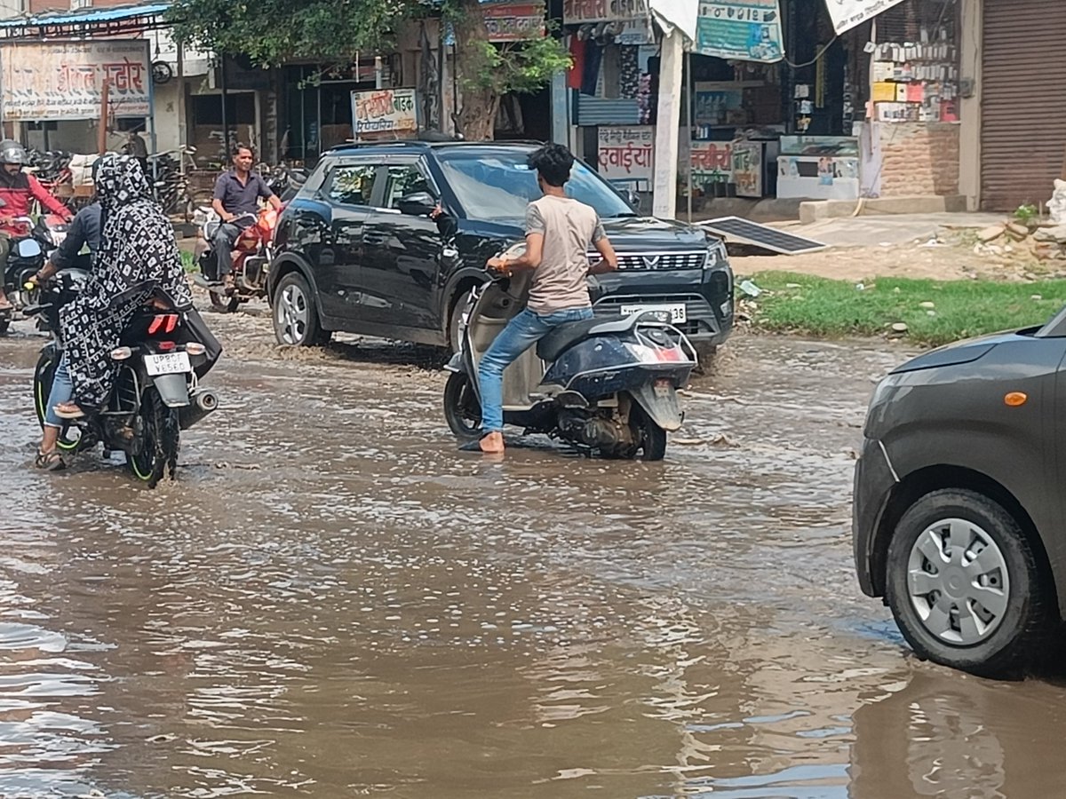 indiavikku's tweet photo. Hi @NHAI_Official  Team,

Can you please look into NH509 road condition. It's very pathetic during the rain, water stagnation and potholes on the road.

Location: Near Lal mandir, Ramnagar, Khandauli -Agra ( appx 3 km away Khandauli toll)

Honarable @OfficeOfNG . Please look https://t.co/tDdwucCzqT