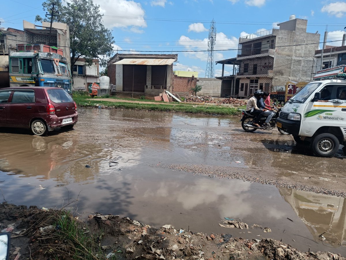 indiavikku's tweet photo. Hi @NHAI_Official  Team,

Can you please look into NH509 road condition. It's very pathetic during the rain, water stagnation and potholes on the road.

Location: Near Lal mandir, Ramnagar, Khandauli -Agra ( appx 3 km away Khandauli toll)

Honarable @OfficeOfNG . Please look https://t.co/tDdwucCzqT