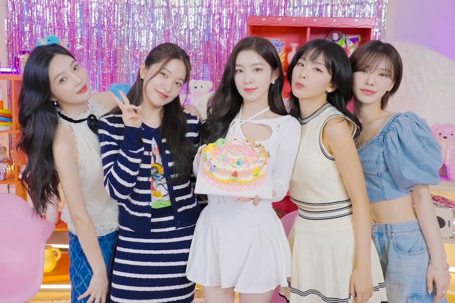 soompi's tweet photo. #RedVelvet Confirmed To Make Fall Comeback
https://t.co/Ud1mkhriI0 https://t.co/oZerQR0qG1