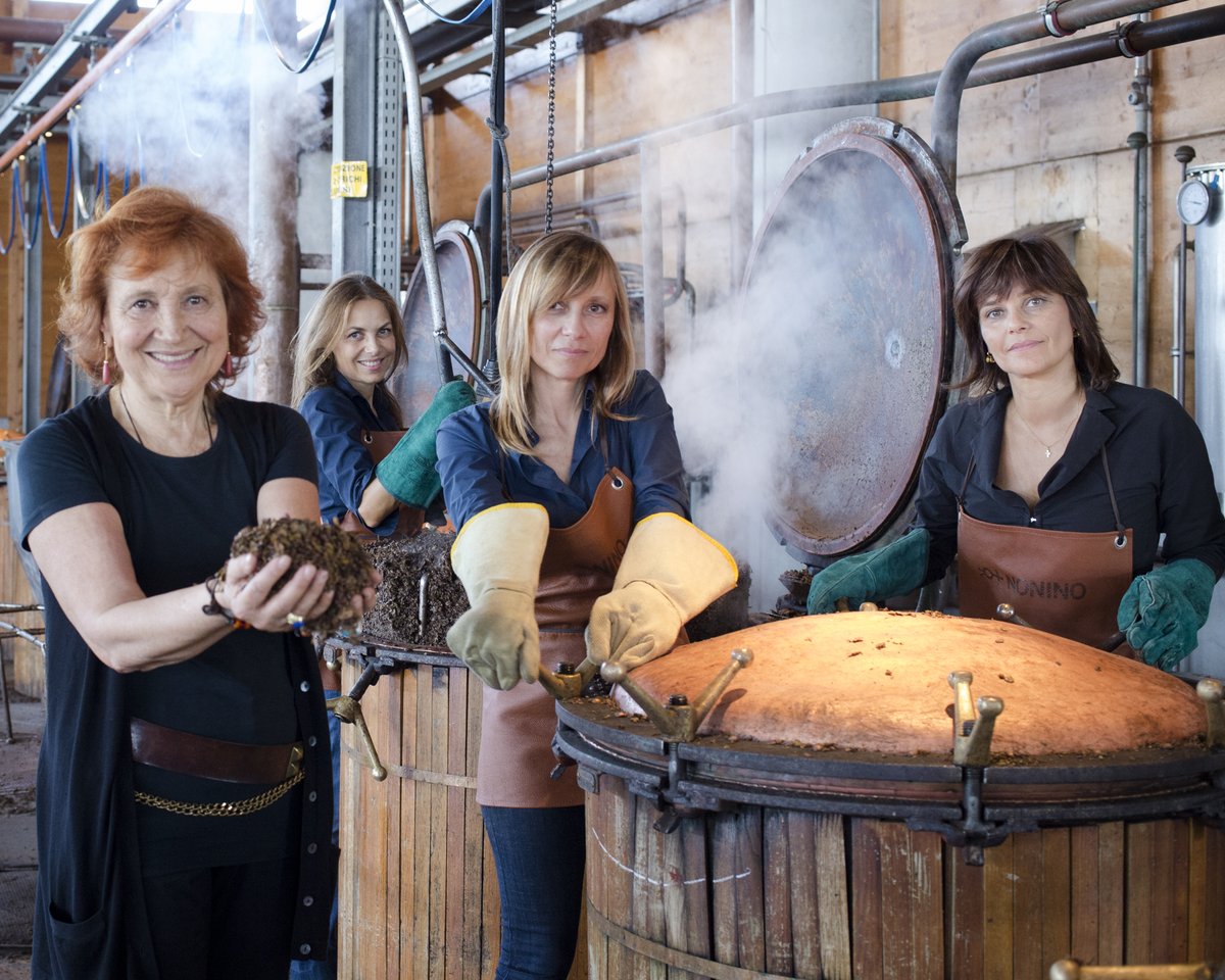 GrappaNonino's tweet photo. La nostra distillazione è artigianale e discontinua!Cosa significa? Che ogni processo di distillazione è unico e irripetibile! Il Mastro Distillatore può fare una distillazione “sartoriale”, che rispetta al massimo le caratteristiche della vinaccia che sta distillando. https://t.co/bzgNeUS4jP