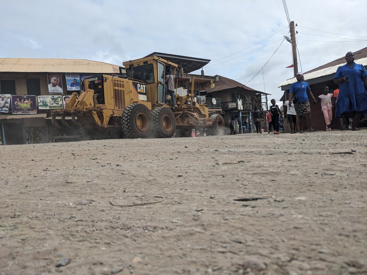 CGHodoli's tweet image. PM pollution in the Eastern Region of Ghana is not well understood due to limited air quality monitoring capabilities. It is also clear that the local leadership lacks knowledge of AP; a disturbing observation. ~2 months ago, this stretch of the road was filled with fine dust.