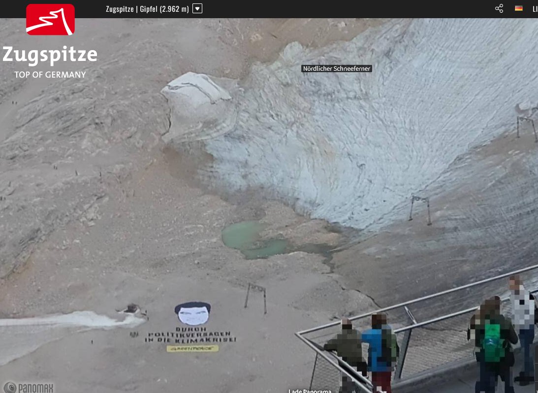 Co2Klima's tweet photo. Eine der heutigen #Aktionen für #Klimaschutz findet auf der #Zugspitze statt.
Neben dem sterbenden nördlichen #Schneeferner-#Gletscher ist ein #Söder-ähnlicher Politiker zu sehen mit dem Hinweis:
"Durch Politikversagen in Klimakrise!! https://t.co/4iVp2bSpDf