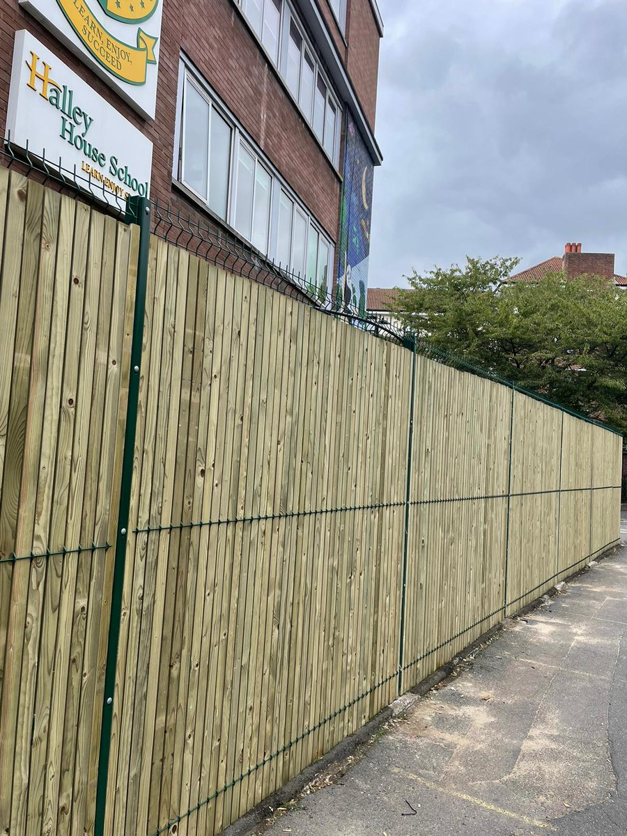Perimeter_Sol's tweet image. Privacy fencing installed for Halley House School in Hackney.🙌🏼

Utilising #Protek 2000 Privacy fencing by Alexandra Security, the school now benefits from the durability of steel fencing, combined with the privacy offered by timber.
