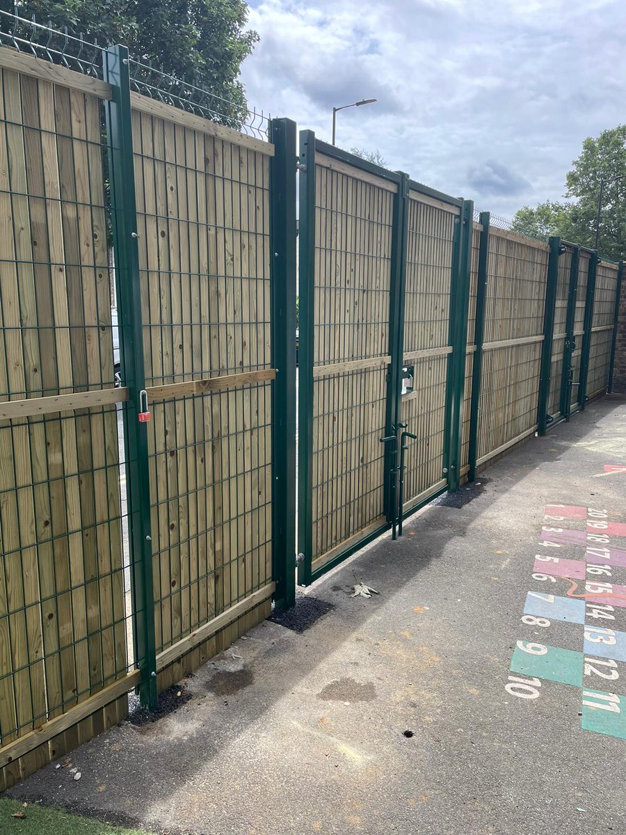 Perimeter_Sol's tweet image. Privacy fencing installed for Halley House School in Hackney.🙌🏼

Utilising #Protek 2000 Privacy fencing by Alexandra Security, the school now benefits from the durability of steel fencing, combined with the privacy offered by timber.