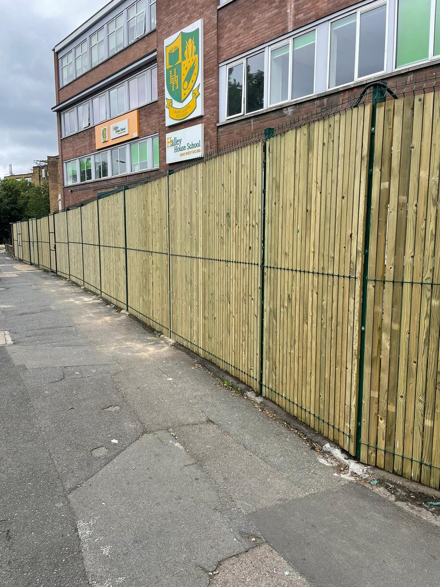 Perimeter_Sol's tweet image. Privacy fencing installed for Halley House School in Hackney.🙌🏼

Utilising #Protek 2000 Privacy fencing by Alexandra Security, the school now benefits from the durability of steel fencing, combined with the privacy offered by timber.