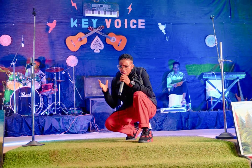 AliaNaomie19868's tweet photo. De mon passage dans la finale du festival KeyVoice. La paix est une culture, alors cultivons la paix.

Prochain rendez-vous dans le festival SAUTI YA MASHARIKI✔ On sera ensemble.

#MusicBeyond
#YusubuKasereka
#unicefenrdc
#OIF
#radiookapi
#AiméKasereka https://t.co/T2FlPRrOFY