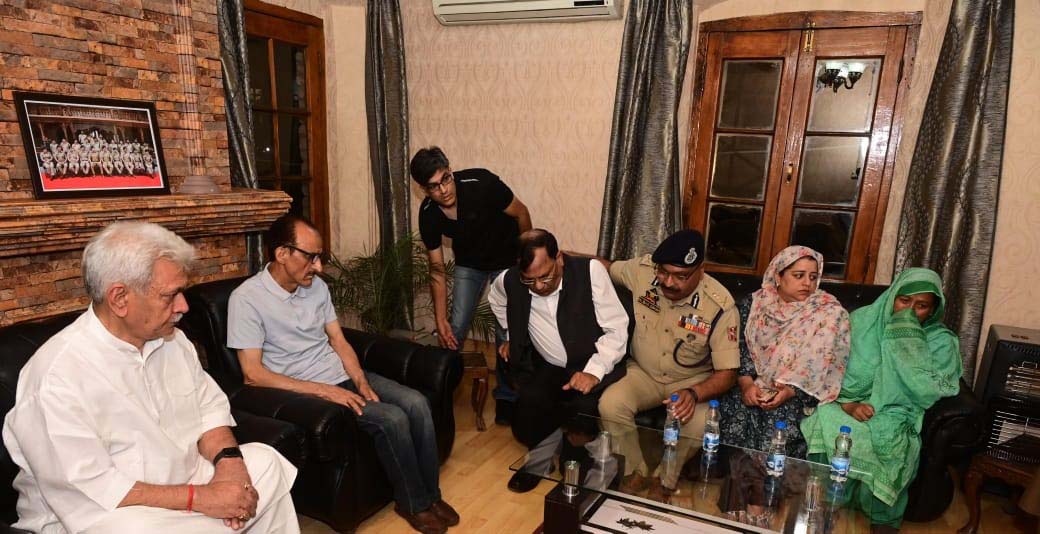UpendrraRai's tweet photo. Jammu & Kashmir LG @manojsinha_ visited the bereaved family of Deputy SP #HumayunBhat, who lost his life in #AnantnagEncounter, in Humhama, Budgam today. https://t.co/Ku24pMWGGk
