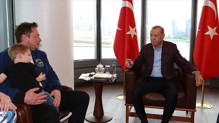 Cumhurbaşkanı Erdoğan, Tesla ve SpaceX in kurucusu Elon Musk i kabul etti...Elon Musk görüşmeye kucağında çocuğu ile geldi.
#elon_musk #elon #Erdoğan #Cumhurbaşkanı #Tesla #Spacex