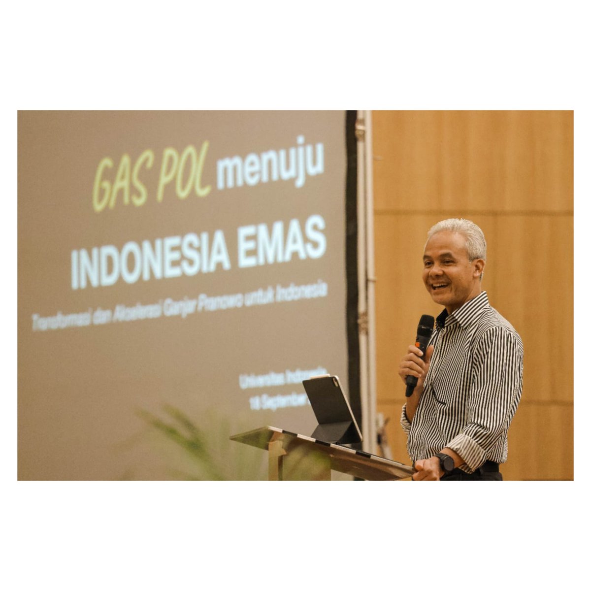 ganjarpranowo's tweet photo. Terimakasih ya temen-temen Fisip Universitas Indonesia atas sambutan dan ruang yang luar biasa ini. Memang beginilah cara kita menaikkan kelas Indonesia sebagai negara demokrasi. Lewat diskusi dan bertukar pikiran.

Sureprise banget tiba-tiba ada yang ngasih hardcopy tesis saya dulu. Wah jadi keinget masa-masa dibimbing oleh dosen-dosen hebat Universitas Indonesia ini. Makasih ya.