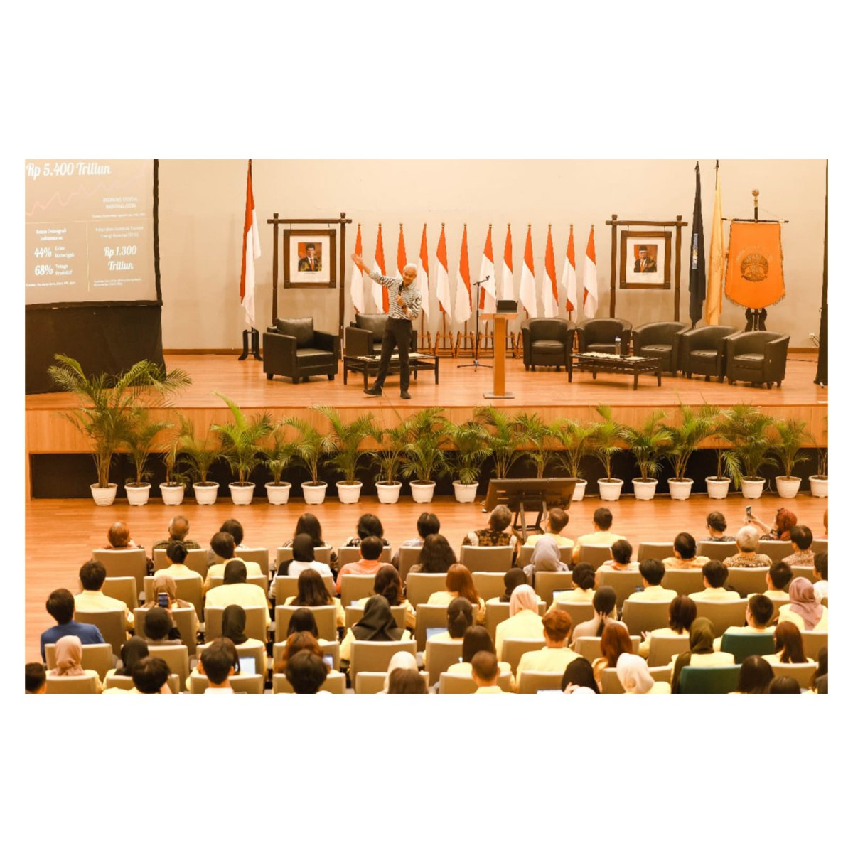 Terimakasih ya temen-temen Fisip Universitas Indonesia atas sambutan dan ruang yang luar biasa ini. Memang beginilah cara kita menaikkan kelas Indonesia sebagai negara demokrasi. Lewat diskusi dan bertukar pikiran.

Sureprise banget tiba-tiba ada yang ngasih hardcopy tesis saya