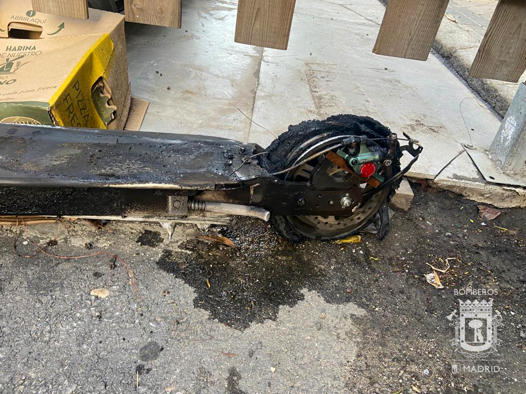 Así ha quedado el tabique de una vivienda después del incendio y posterior explosión de la batería de un patín eléctrico mientras cargaba
Una batería puede volverse inestable si se manipula, recibe golpes o deformaciones, o presenta defectos.
Consejos👇
youtu.be/3gV3owuXjZs