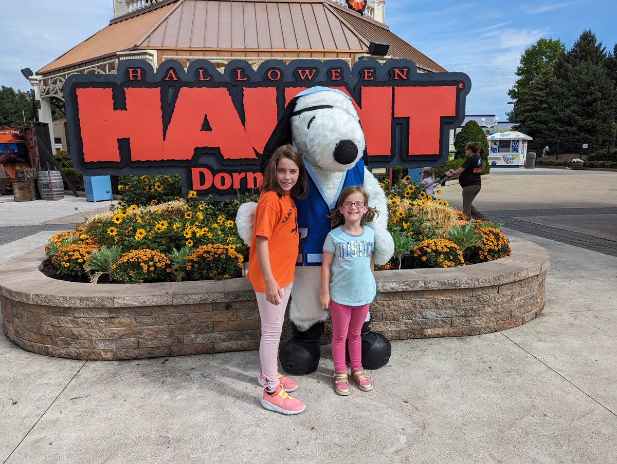 DaraTeaches's tweet photo. The 6 of us had a great time on our first every visit to @DorneyParkPR yesterday, courtesy of the best team in baseball @IronPigs #RunToDorney

We're definitely going back next year!!! https://t.co/HddjsW5GCB