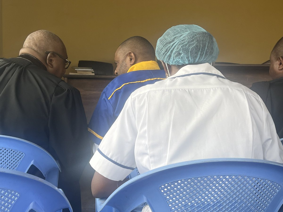 petertiani007's tweet image. #RDC… #KINSHASA| Prison Militaire de NDOLO| Bien que très malade, Le Conseiller Spécial Salomon KALONDA DELLA vient d arriver à la Prison pour le procès dans une ambulance. L homme reste de marbre. Je veux comparaître quoiqu’il arrive. Quelle Bravoure! Tout mon respect!